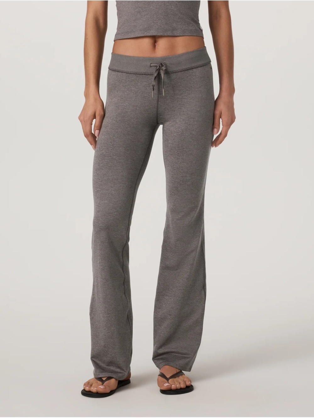 Vuori Halo Low Rise Slim Flare Pant in Chia Heather size Small